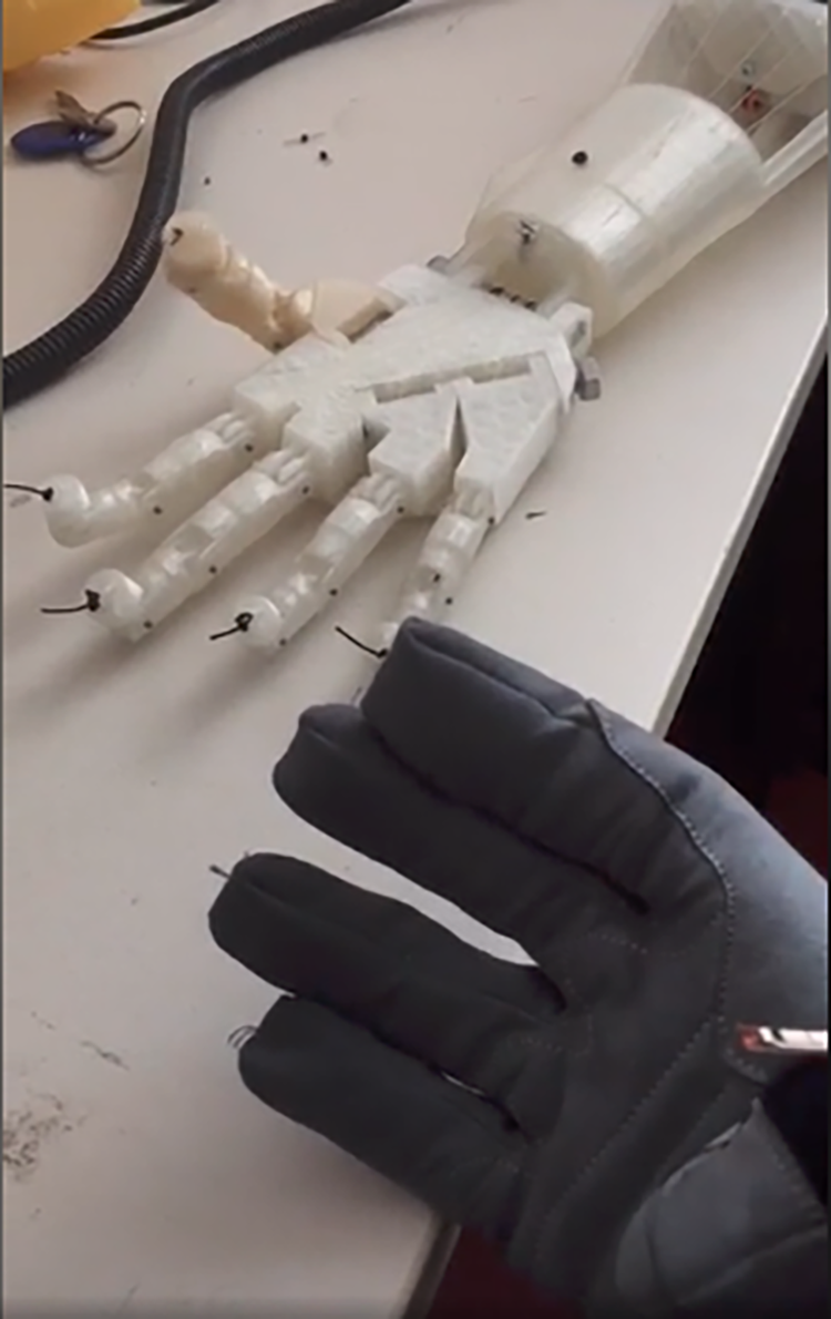 Begreifbar –Roboterarm und der intelligente Handschuh – Haptische Interaktion