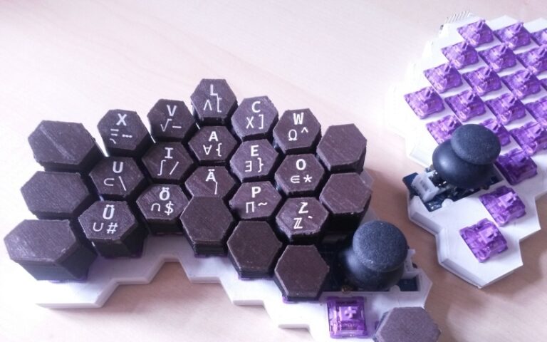 Ergonomical Split-Typewriter with fully 3D-Printed Circuit Board and Hexagonal Keycaps